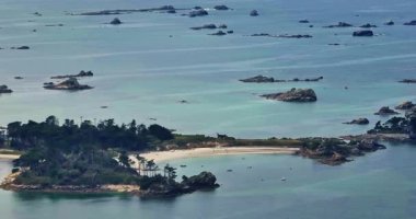 Roscoff şehir manzarası, Roscoff iskelesinin arka planında Fransa 'nın kuzeybatısında. Atlantik kıyısında gün batımında Roscoff 'ta resimli balıkçılık ve turist kasabası.