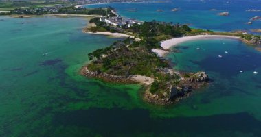 Fransa kıyılarındaki Atlantik Okyanusu 'nda Roscoff yakınlarında güzel bir manzara. Fransa 'nın Roscoff şehrinde güneşli bir günde Perharidy yarımadasının görünen yüzü.