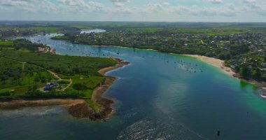 Fransa kıyılarının güzel bir manzarası. Saint Pabu 'nun kuzey Finistere Fransa' sında gün batımında güzel bir plaj manzarası. Brittany kıyı şeridi. Suyun turkuaz rengi.