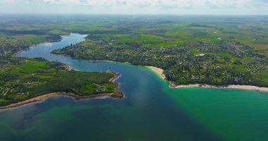 Fransa kıyılarının güzel bir manzarası. Saint Pabu 'nun kuzey Finistere Fransa' sında gün batımında güzel bir plaj manzarası. Brittany kıyı şeridi. Suyun turkuaz rengi.