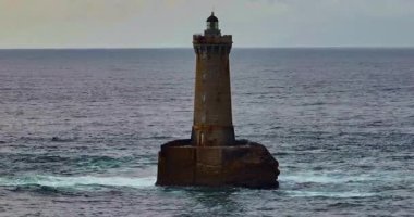 Hava görüntüsü. Phare du Four 'un üzerinde dönen bir uçuş Britanya, Fransa' da bir deniz feneri..