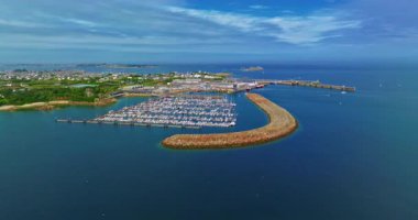 Roscoff şehir manzarası, Roscoff iskelesinin arka planında Fransa 'nın kuzeybatısında. Atlantik kıyısında gün batımında Roscoff 'ta resimli balıkçılık ve turist kasabası.