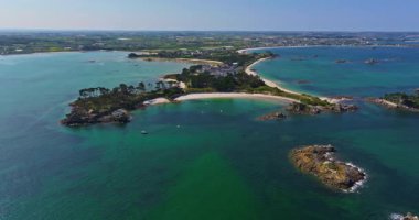 Fransa kıyılarındaki Atlantik Okyanusu 'nda Roscoff yakınlarında güzel bir manzara. Fransa 'nın Roscoff şehrinde güneşli bir günde Perharidy yarımadasının görünen yüzü.