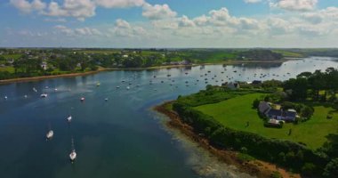 Fransa kıyılarının güzel bir manzarası. Saint Pabu 'nun kuzey Finistere Fransa' sında gün batımında güzel bir plaj manzarası. Brittany kıyı şeridi. Suyun turkuaz rengi.