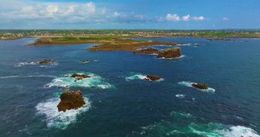 Hava görüntüsü. Phare du Four 'un üzerinde dönen bir uçuş Britanya, Fransa' da bir deniz feneri..