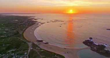 Yazın Amiets 'in gökyüzü manzarası. Brittany, Cleder, Fransa' da kayalar var..
