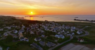 Güzel deniz manzarası, güzel kayalık kıyı, Fransa 'daki insansız hava aracı manzarası. Mavi okyanustaki kayaların üzerinden uçan dalgaların görüntüsü. Körfeze demirlemiş küçük motorlu tekne ve yatlar..