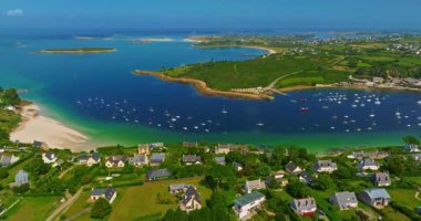 Fransa kıyılarının güzel bir manzarası. Saint Pabu 'nun kuzey Finistere Fransa' sında gün batımında güzel bir plaj manzarası. Brittany kıyı şeridi. Suyun turkuaz rengi.