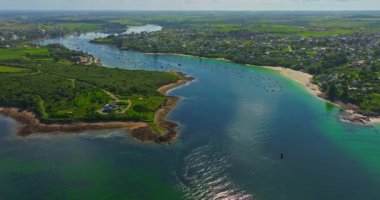 Fransa kıyılarının güzel bir manzarası. Saint Pabu 'nun kuzey Finistere Fransa' sında gün batımında güzel bir plaj manzarası. Brittany kıyı şeridi. Suyun turkuaz rengi.