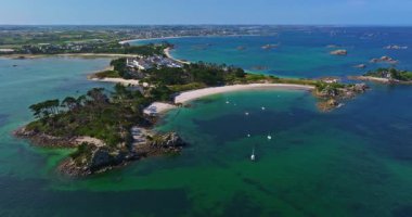 Roscoff şehir manzarası, Roscoff iskelesinin arka planında Fransa 'nın kuzeybatısında. Atlantik kıyısında gün batımında Roscoff 'ta resimli balıkçılık ve turist kasabası.