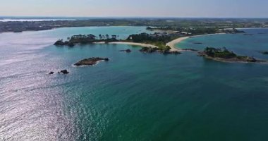 Roscoff şehir manzarası, Roscoff iskelesinin arka planında Fransa 'nın kuzeybatısında. Atlantik kıyısında gün batımında Roscoff 'ta resimli balıkçılık ve turist kasabası.