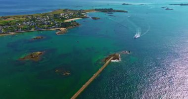 Fransa kıyılarındaki Atlantik Okyanusu 'nda Roscoff yakınlarında güzel bir manzara. Fransa 'nın Roscoff şehrinde güneşli bir günde Perharidy yarımadasının görünen yüzü.