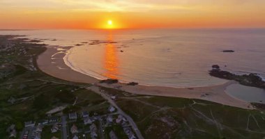 Güzel deniz manzarası, güzel kayalık kıyı, Fransa 'daki insansız hava aracı manzarası. Mavi okyanustaki kayaların üzerinden uçan dalgaların görüntüsü. Körfeze demirlemiş küçük motorlu tekne ve yatlar..