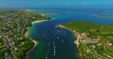 Fransa kıyılarının güzel bir manzarası. Saint Pabu 'nun kuzey Finistere Fransa' sında gün batımında güzel bir plaj manzarası. Brittany kıyı şeridi. Suyun turkuaz rengi.