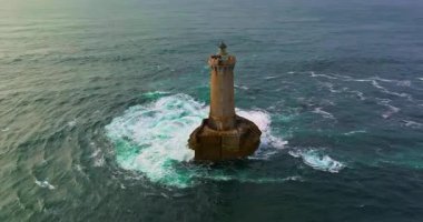 Hava görüntüsü. Phare du Four 'un üzerinde dönen bir uçuş Britanya, Fransa' da bir deniz feneri..