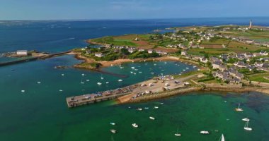 Ile de Batz, Fransa 'nın hava görüntüleri. Tropik cennet egzotik ada koyunun hava aracı videosu. Batz adasının en iyi plajları. Mükemmel körfezin hava aracı videosu. Tropik plaj manzarası.