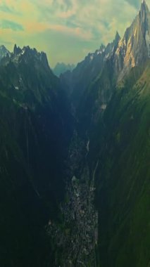 Chamonix 'in drone görüntüsü. Chamonix-Mont-Blanc, Fransa 'nın İsviçre ve İtalya sınırına yakın bir tatil köyüdür. Alplerin en yüksek zirvesi olan Mont Blanc eteklerinde yer almaktadır..