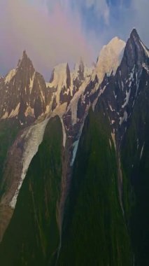 Chamonix 'in drone görüntüsü. Chamonix-Mont-Blanc, Fransa 'nın İsviçre ve İtalya sınırına yakın bir tatil köyüdür. Alplerin en yüksek zirvesi olan Mont Blanc eteklerinde yer almaktadır..