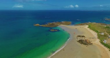 Yazın Amiets 'in gökyüzü manzarası. Brittany, Cleder, Fransa' da kayalar var..
