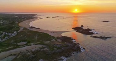 Yazın Amiets 'in gökyüzü manzarası. Brittany, Cleder, Fransa' da kayalar var..