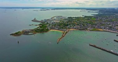 Roscoff şehir manzarası, Roscoff iskelesinin arka planında Fransa 'nın kuzeybatısında. Atlantik kıyısında gün batımında Roscoff 'ta resimli balıkçılık ve turist kasabası.