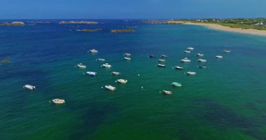 Gün batımında Fransa 'daki Atlantik Okyanusu' nun inanılmaz kayalık kıyılarının havadan görüntüsü. Bretagne 'ın fotoğrafını çekiyorum. Kuzey Brittany 'de kayaların üzerinden uçan ve onlara çarpan bir dron..