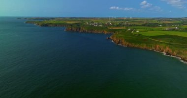 Gün batımında Fransa 'daki Atlantik Okyanusu' nun inanılmaz kayalık kıyılarının havadan görüntüsü. Bretagne 'ın fotoğrafını çekiyorum. Kuzey Brittany 'de kayaların üzerinden uçan ve onlara çarpan bir dron..