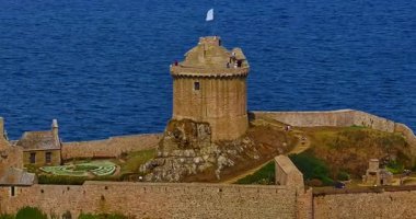 La Latte Kalesi 'nin havadan görünüşü, Cap Frehel, Brittany, Fransa' daki Chateau de la Roche Guyon kumtaşı kayalıklarında dalgaların ezdiği güneşli bir yaz gününde.