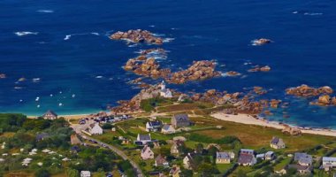 Gün batımında Fransa 'daki Atlantik Okyanusu' nun inanılmaz kayalık kıyılarının havadan görüntüsü. Bretagne 'ın fotoğrafını çekiyorum. Kuzey Brittany 'de kayaların üzerinden uçan ve onlara çarpan bir dron..