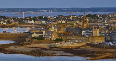 Gün batımında Fransa 'daki Atlantik Okyanusu' nun inanılmaz kayalık kıyılarının havadan görüntüsü. Bretagne 'ın fotoğrafını çekiyorum. Kuzey Brittany 'de kayaların üzerinden uçan ve onlara çarpan bir dron..