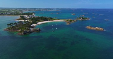 Fransa kıyılarındaki Atlantik Okyanusu 'nda Roscoff yakınlarında güzel bir manzara. Fransa 'nın Roscoff şehrinde güneşli bir günde Perharidy yarımadasının görünen yüzü.
