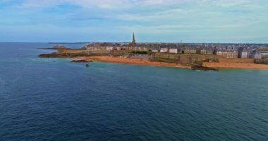 Saint Malo 'nun havadan görünüşü, Brittany France. Sahil şeridini kaplayan tarihi Saint Malo binaları. İnsansız hava aracı şehrin ve ortaçağ kalesinin üzerinde uçuyor. Katedral çan kulesi olan Saint-Malo eski şehri.
