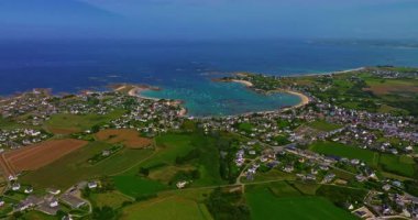 Gün batımında Fransa 'daki Atlantik Okyanusu' nun inanılmaz kayalık kıyılarının havadan görüntüsü. Bretagne 'ın fotoğrafını çekiyorum. Kuzey Brittany 'de kayaların üzerinden uçan ve onlara çarpan bir dron..