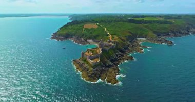 La Latte Kalesi 'nin havadan görünüşü, Cap Frehel, Brittany, Fransa' daki Chateau de la Roche Guyon kumtaşı kayalıklarında dalgaların ezdiği güneşli bir yaz gününde.