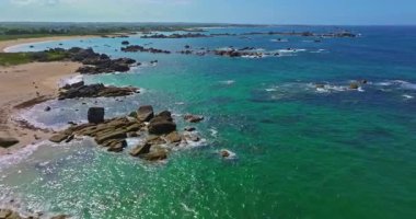 Gün batımında Fransa 'daki Atlantik Okyanusu' nun inanılmaz kayalık kıyılarının havadan görüntüsü. Bretagne 'ın fotoğrafını çekiyorum. Kuzey Brittany 'de kayaların üzerinden uçan ve onlara çarpan bir dron..