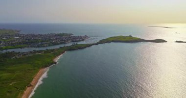 Gün batımında Fransa 'daki Atlantik Okyanusu' nun inanılmaz kayalık kıyılarının havadan görüntüsü. Bretagne 'ın fotoğrafını çekiyorum. Kuzey Brittany 'de kayaların üzerinden uçan ve onlara çarpan bir dron..