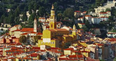 Menton, Fransa 'nın havadan görünüşü. Yazın renkli Menton kasabası, tarihi binalar ve gün batımında güzel plajlar. Tarihi kilisenin ve renkli çatıların hava görüntüleri..