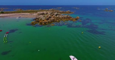 Gün batımında Fransa 'daki Atlantik Okyanusu' nun inanılmaz kayalık kıyılarının havadan görüntüsü. Bretagne 'ın fotoğrafını çekiyorum. Kuzey Brittany 'de kayaların üzerinden uçan ve onlara çarpan bir dron..