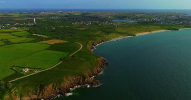 Gün batımında Fransa 'daki Atlantik Okyanusu' nun inanılmaz kayalık kıyılarının havadan görüntüsü. Bretagne 'ın fotoğrafını çekiyorum. Kuzey Brittany 'de kayaların üzerinden uçan ve onlara çarpan bir dron..