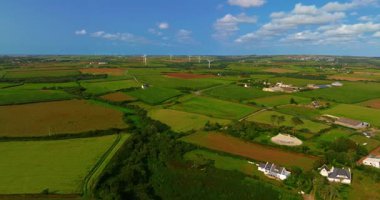 Gün batımında Fransa 'daki Atlantik Okyanusu' nun inanılmaz kayalık kıyılarının havadan görüntüsü. Bretagne 'ın fotoğrafını çekiyorum. Kuzey Brittany 'de kayaların üzerinden uçan ve onlara çarpan bir dron..