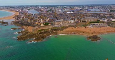 Gün batımında Fransa 'daki Atlantik Okyanusu' nun inanılmaz kayalık kıyılarının havadan görüntüsü. Bretagne 'ın fotoğrafını çekiyorum. Kuzey Brittany 'de kayaların üzerinden uçan ve onlara çarpan bir dron..