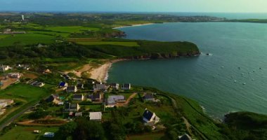Gün batımında Fransa 'daki Atlantik Okyanusu' nun inanılmaz kayalık kıyılarının havadan görüntüsü. Bretagne 'ın fotoğrafını çekiyorum. Kuzey Brittany 'de kayaların üzerinden uçan ve onlara çarpan bir dron..
