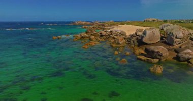 Gün batımında Fransa 'daki Atlantik Okyanusu' nun inanılmaz kayalık kıyılarının havadan görüntüsü. Bretagne 'ın fotoğrafını çekiyorum. Kuzey Brittany 'de kayaların üzerinden uçan ve onlara çarpan bir dron..
