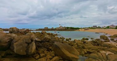 Gün batımında Fransa 'daki Atlantik Okyanusu' nun inanılmaz kayalık kıyılarının havadan görüntüsü. Bretagne 'ın fotoğrafını çekiyorum. Kuzey Brittany 'de kayaların üzerinden uçan ve onlara çarpan bir dron..