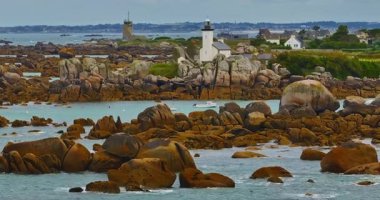 Gün batımında Fransa 'daki Atlantik Okyanusu' nun inanılmaz kayalık kıyılarının havadan görüntüsü. Bretagne 'ın fotoğrafını çekiyorum. Kuzey Brittany 'de kayaların üzerinden uçan ve onlara çarpan bir dron..