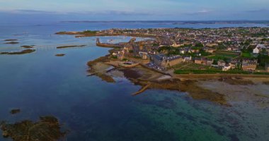 Gün batımında Fransa 'daki Atlantik Okyanusu' nun inanılmaz kayalık kıyılarının havadan görüntüsü. Bretagne 'ın fotoğrafını çekiyorum. Kuzey Brittany 'de kayaların üzerinden uçan ve onlara çarpan bir dron..