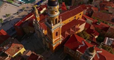 Menton, Provence 'ın eski kısmına insansız hava aracı atışı yapılıyor. Turistik eğlence, seyahat rehberi ve şehir turları. Seyahat, simgeler. Menton Fransa 'da ünlü bir tatil beldesidir..