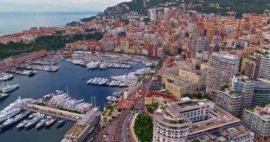 Monte Carlo, Monaco 'daki trafiğin kuş bakışı görüntüsü. Ünlü Formula 1 Grand Prix Pisti. Monako şehrinin havadan görünüşü. Monaco körfezine demirlemiş lüks yatlar sergileniyor..