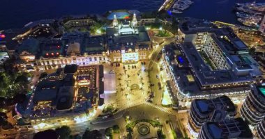 Aydınlatılmış şehir binalarının havadan çekim görüntüleri. Monte Carlo, Monaco 'daki yerleşim şehrindeki aydınlık gökdelenin hava manzarası..