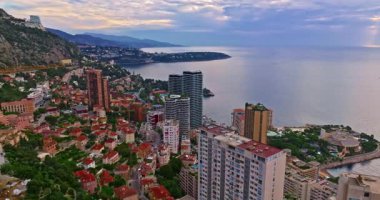 Monako şehir merkezinin havadan görünüşü. Monako Körfezi, Palais Princier de Monaco ve Monte Carlo 'nun lüks apartmanlarında lüks yatlar sergileniyor..